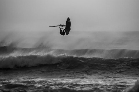 ION Water Uphaul Line Core durante il windsurf nelle onde sull'oceano in tempesta
