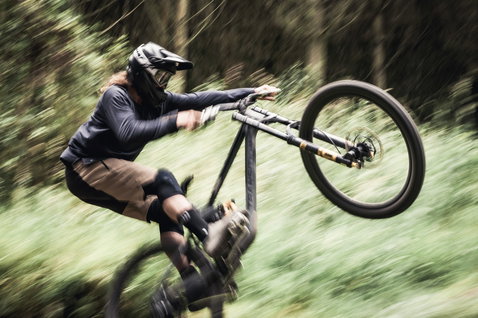 ION Bike ARCON LT genouillère en VTT en forêt – protection CE L2, manchon noir
