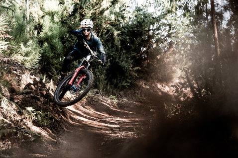 Genouillère ION Bike ARCON LT en noir lors du VTT sur un sentier forestier