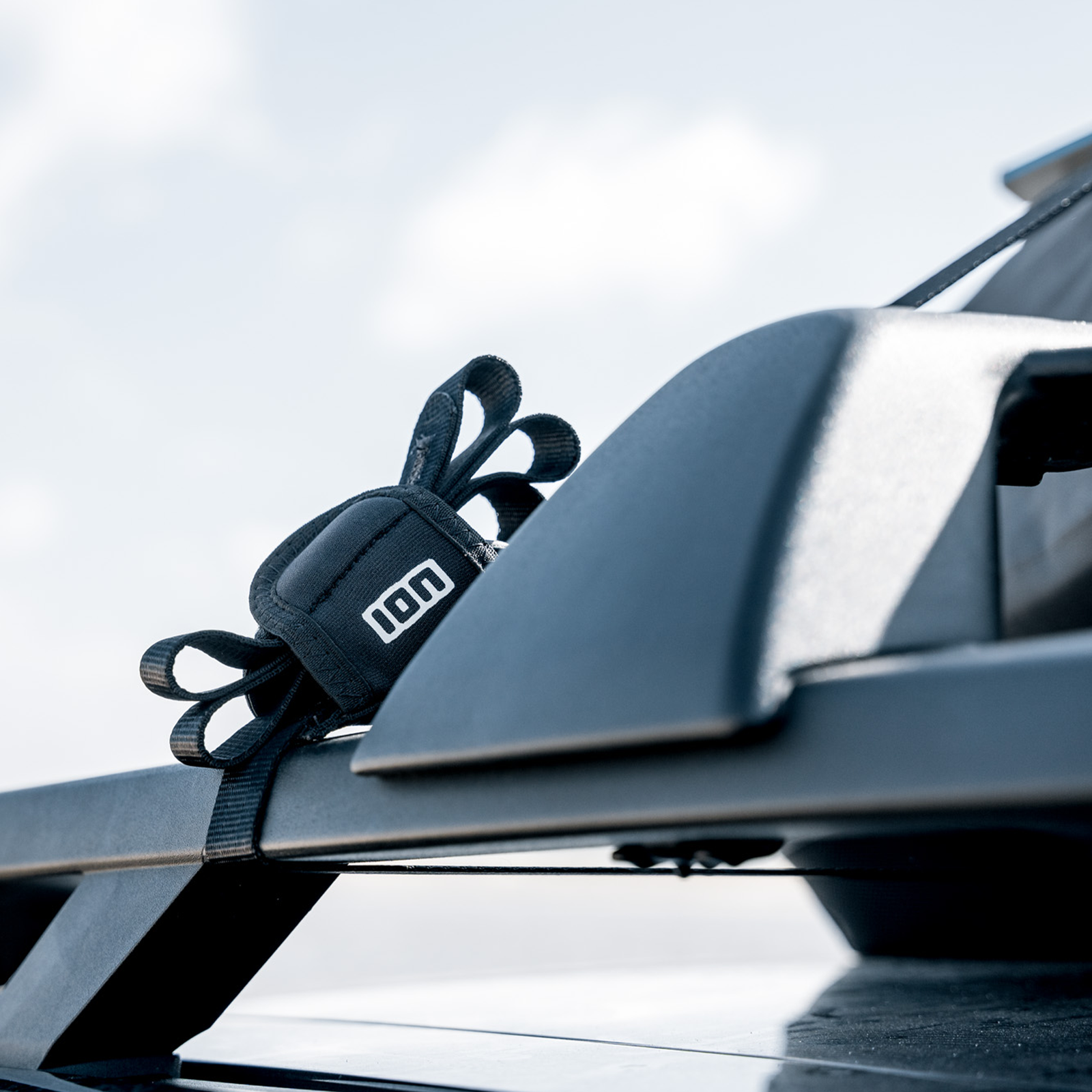 ION Roof Straps 38 cinghia da tetto in nero con protezione in neoprene su barre portapacchi