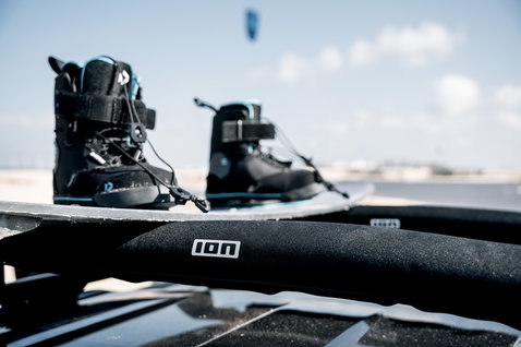 ION Roof Rack Pads 40cm in black during kitesurfing at the coast