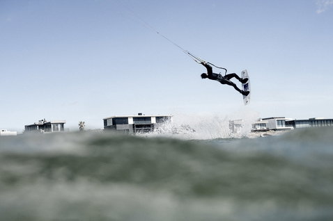 ION Handle Pass Leash beim Kitesurfen — Kiter springt hoch über die Meeresoberfläche