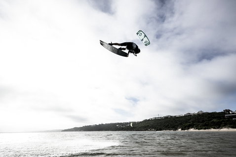 ION Handle Pass Leash beim Freestyle-Kitesurfen über dem Meer