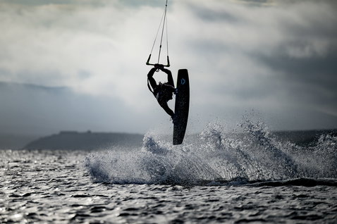 ION Handle Pass Leash beim Freestyle Kitesurfen auf dem Meer