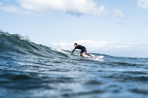 Laccio alla caviglia arrotolato ION Core per SUP durante il surf d'onda sull'oceano a Maui