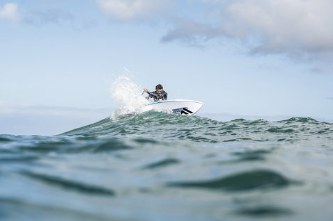 ION Core Coiled Knee Leash durante il surf sulle onde nell'oceano a Maui