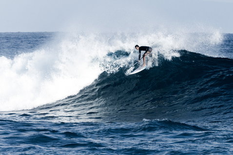 ION Core Coiled Knee Leash durante il surf sulle onde nell'oceano aperto a Maui