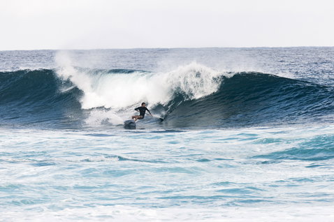 ION SUP Leash Core Ankle durante il surf sulle onde nell'oceano a Maui