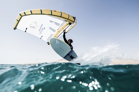 ION Wing Board Leash Core Coiled Hip Release durante wing foiling sull'oceano con ala Duotone Slick D/LAB