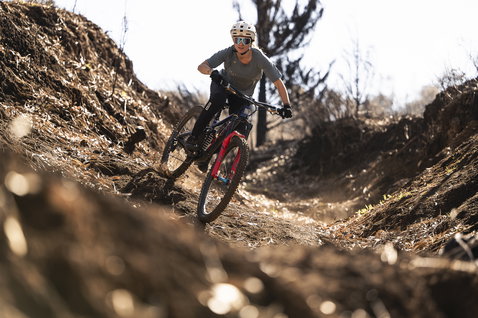 ION Bike Traze Damen Kurzarm-Trikot in salbeigrün beim Mountainbiken auf einem Trailparcours
