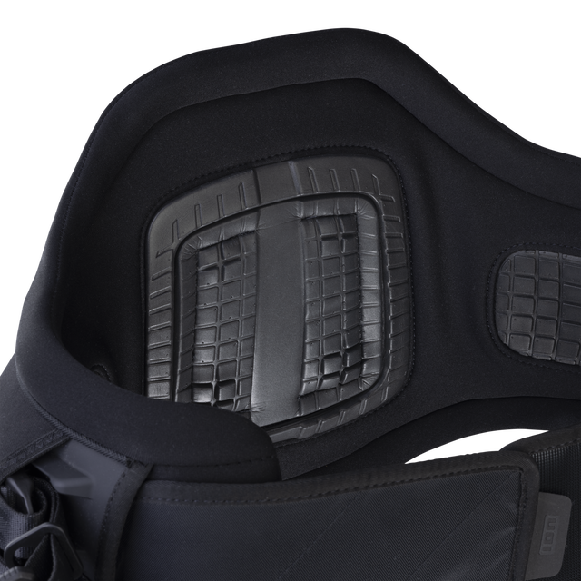 Harnais de taille ION Apex en noir – détail du dosseret Ergo Pad avec soutien lombaire