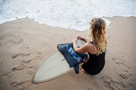 ION Neo Zip Top 2/1 LS Skin donna top in neoprene nero durante il surf in spiaggia
