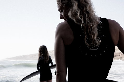 ION Elements Monoshorty 0,5 mm Pull-on Shorty in schwarz beim Wellenreiten am Meer