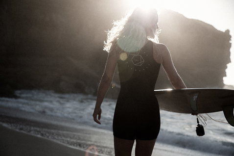 ION Monoshorty 0,5mm Pull-on Shorty-Neoprenanzug in schwarz beim Surfen am Strand