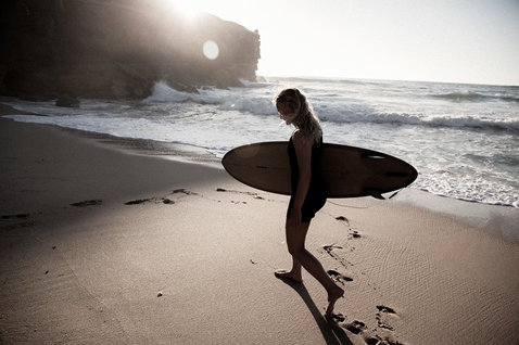 ION Monoshorty 0,5 mm Pull-on Shorty-Neoprenanzug in schwarz beim Surfen am Strand