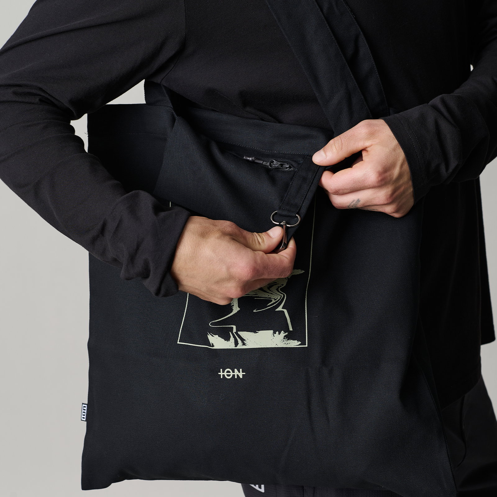 ION Tote Bag Premium 44x42cm in black with interior zip pocket and key ring, detail view