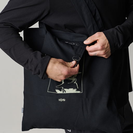 ION_Water_Totebag-Premium_Model-Pictures_2