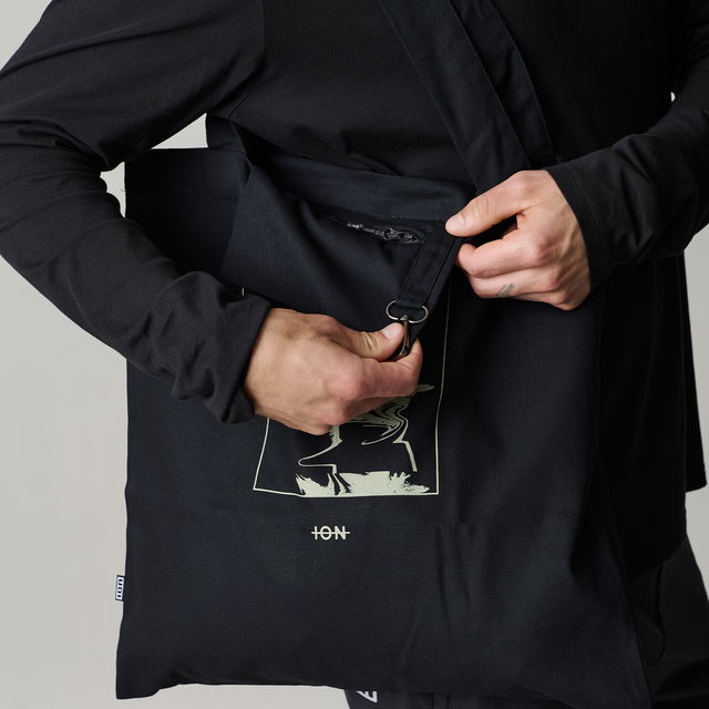 ION_Water_Totebag-Premium_Model-Pictures_2