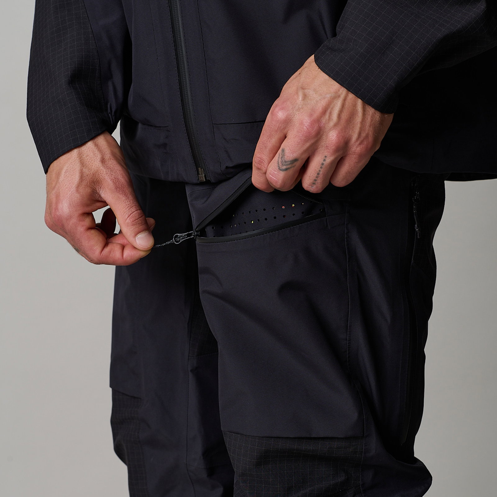 ION Bike Shelter 3L Hose unisex in schwarz – Detail Oberschenkeltasche mit wasserdichtem Reißverschluss