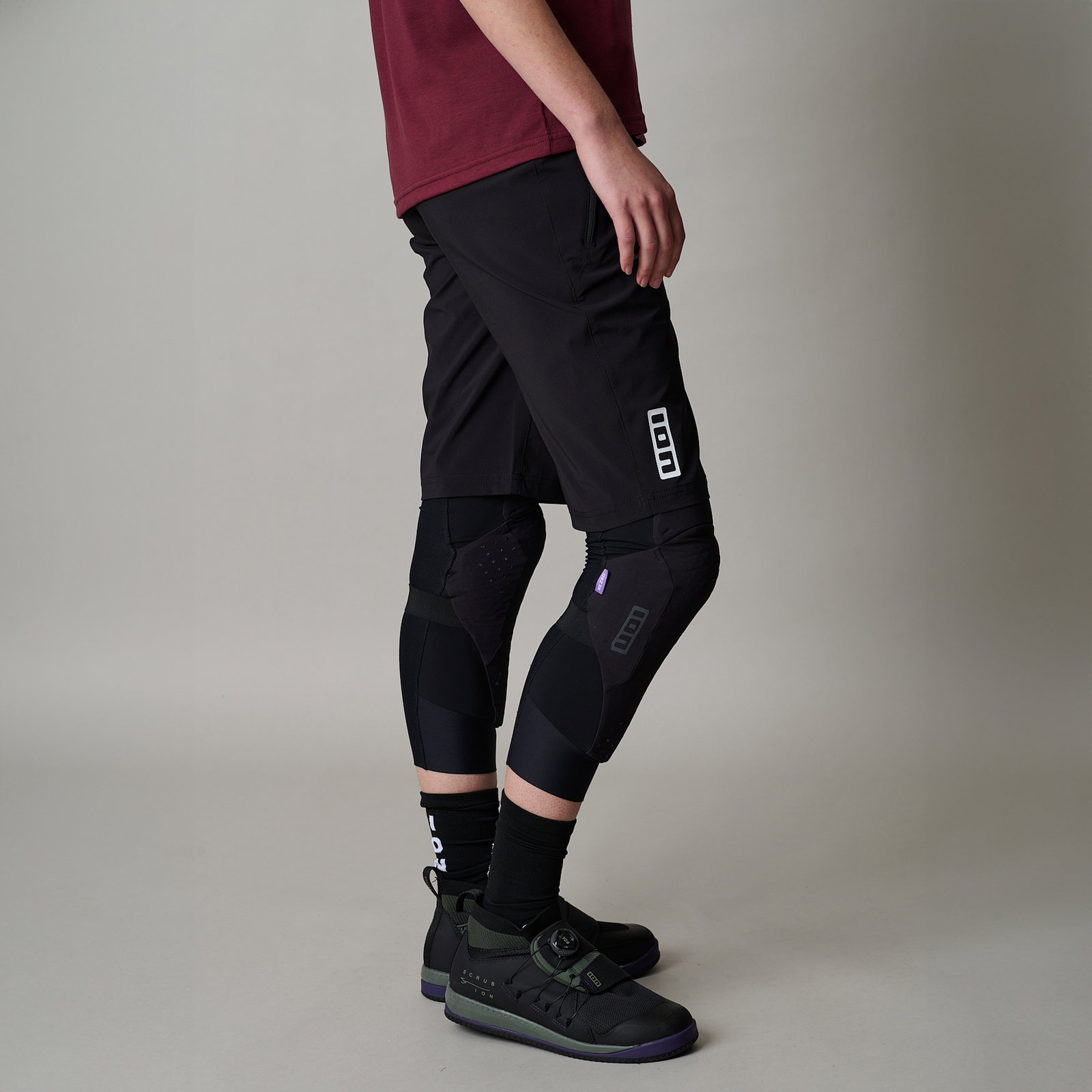 Short de vélo ION Ionic LT femme en noir pour VTT, vue de côté avec genouillères