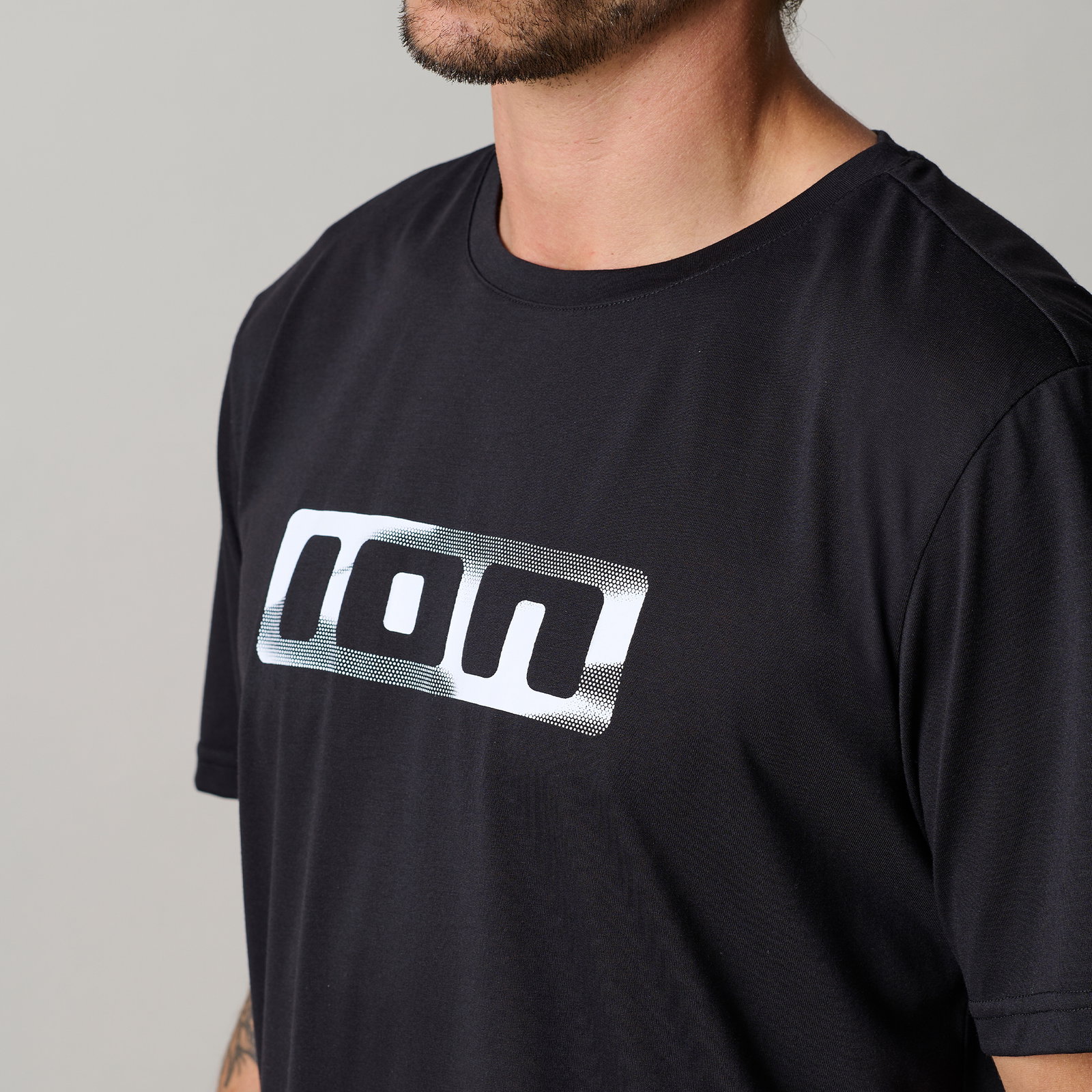 Maglia ciclismo ION Bike Ionic SS DR uomo in nero con stampa logo bianca per mountain bike