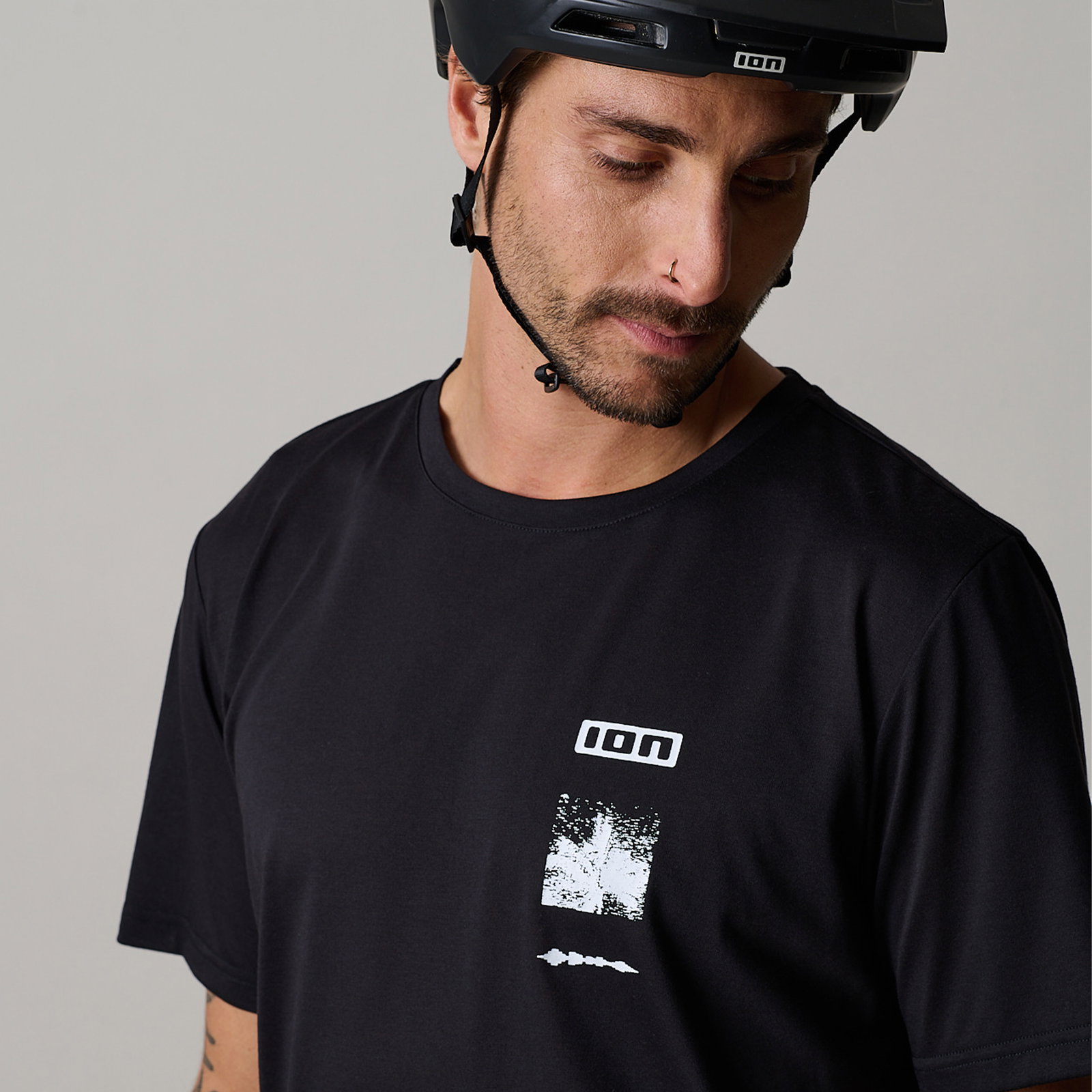 ION S_Ionic SS DR short-sleeve cycling jersey in black for mountain biking, worn by a male model with helmet