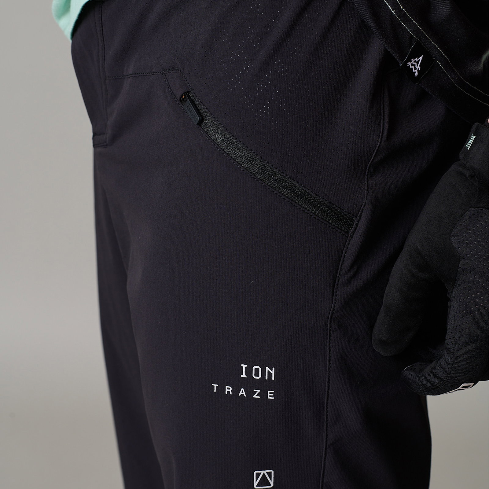 ION Traze Amp cycling shorts in black for mountain biking – detail view with zip pocket