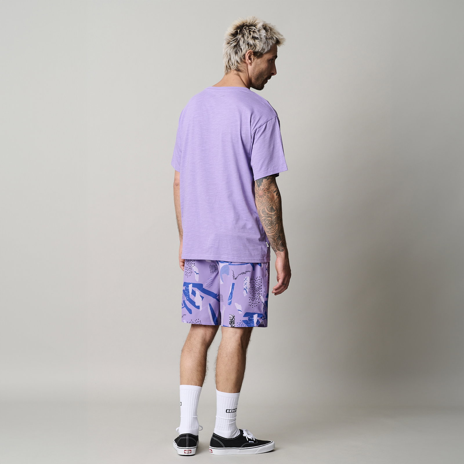 Boardshorts ION Ionic 19" uomo in lavanda con stampa astratta, vista posteriore