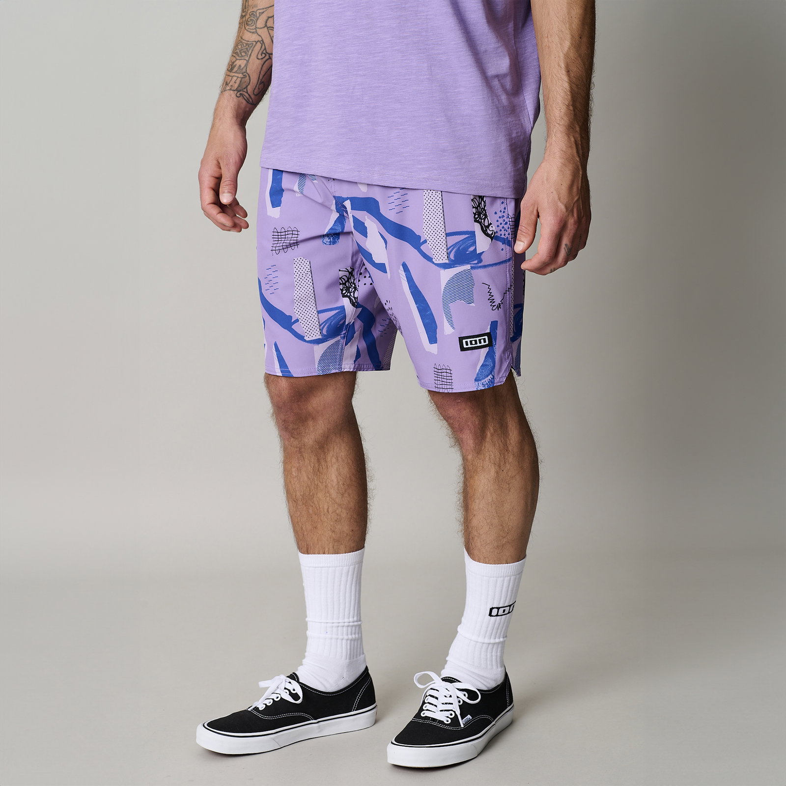 ION Ionic 19" boardshorts uomo in lavanda con stampa astratta blu, foto in studio su modello