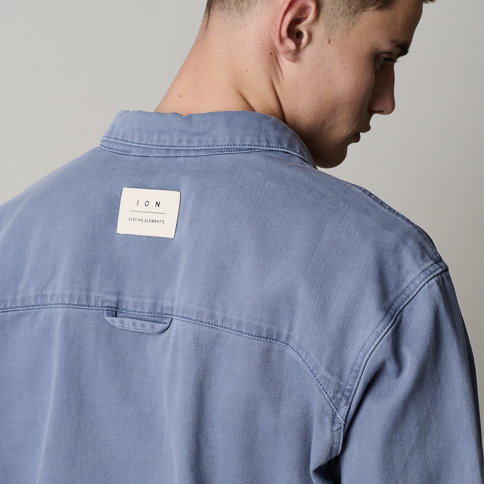 Camicia ION Ionic Denim unisex in blu slate lavato, vista posteriore con etichetta ION