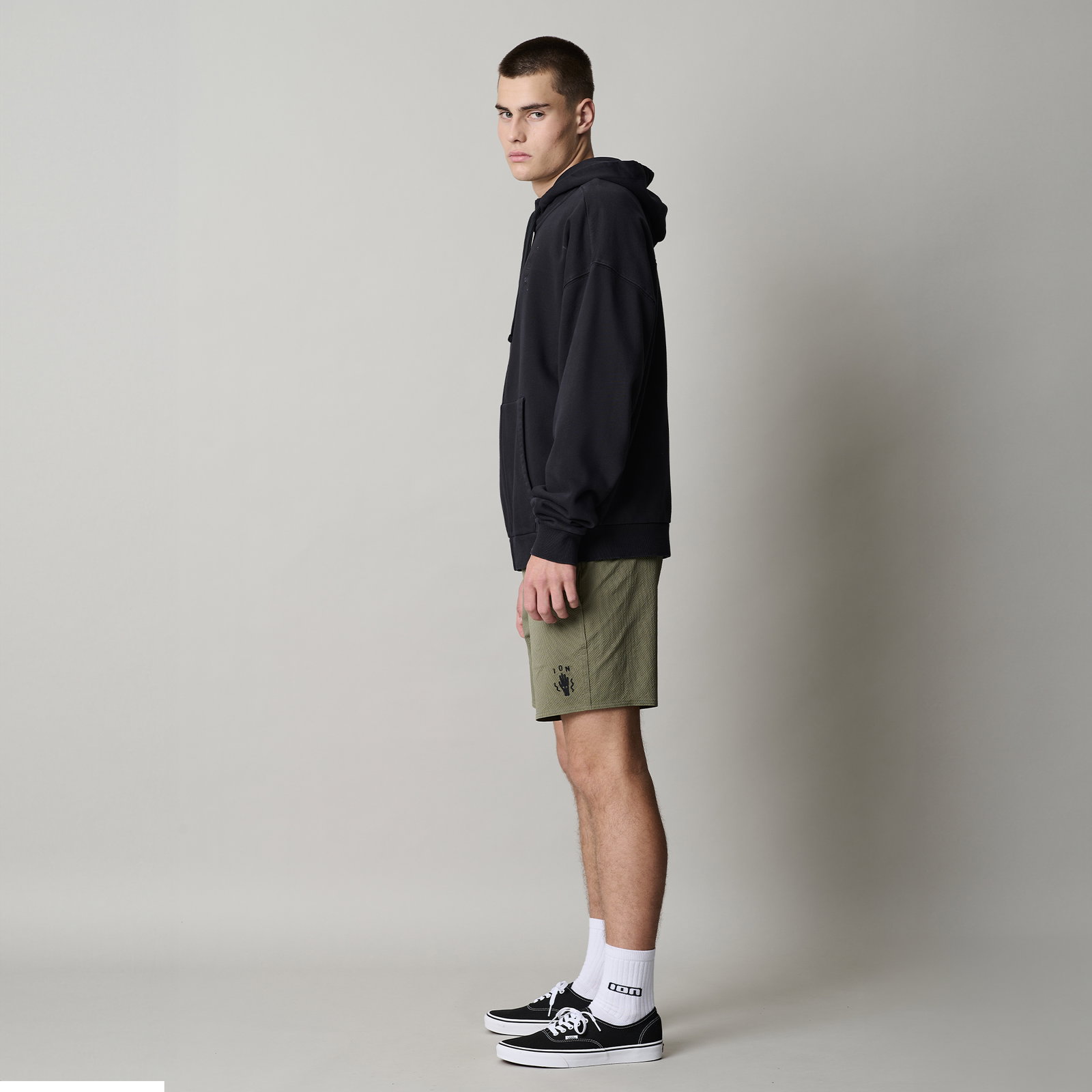ION Hoody Surfing Elements Zip uomo in nero lavato, vista laterale su modello