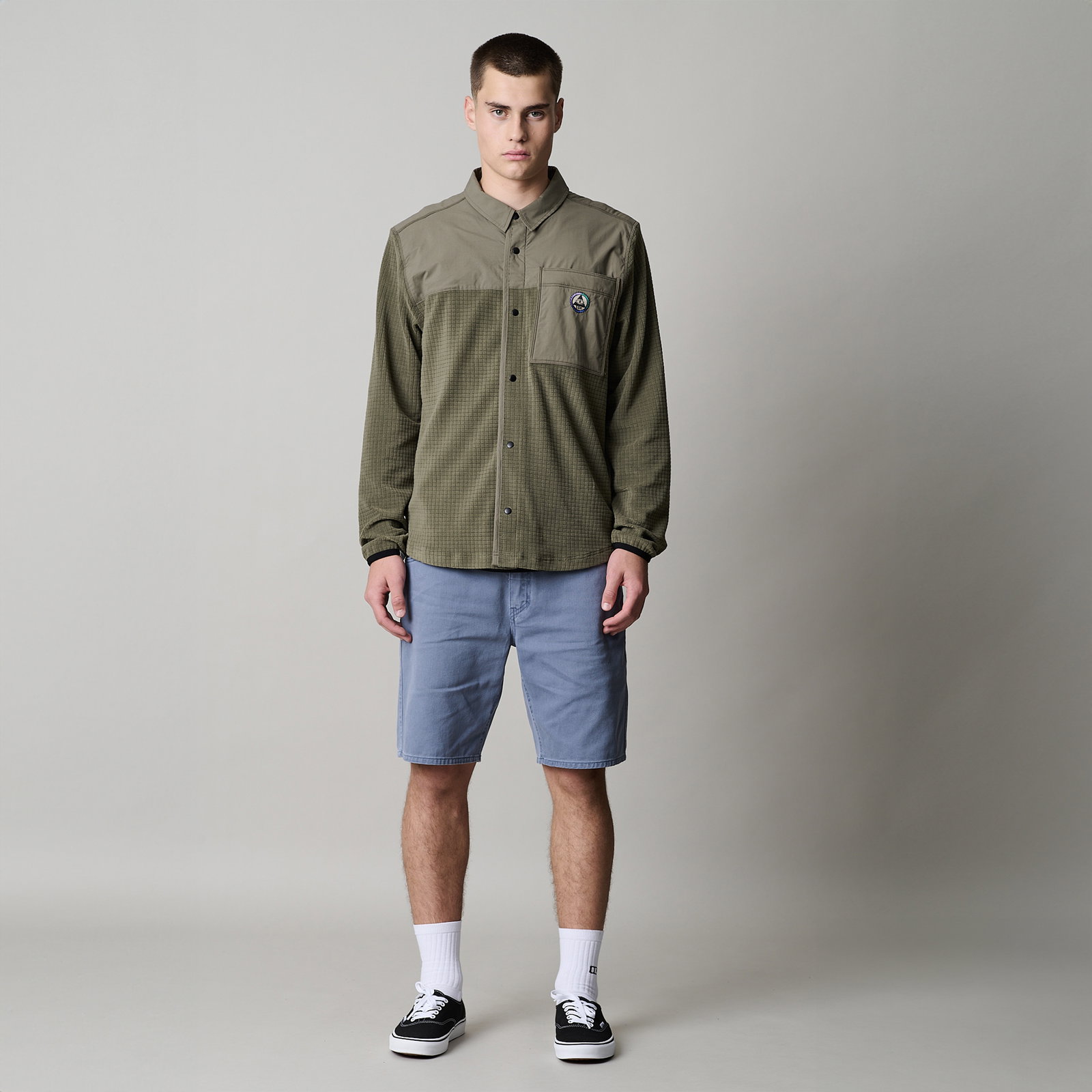 ION Ionic Fleece giacca unisex in verde oliva con pannello spalla, vista frontale su modello