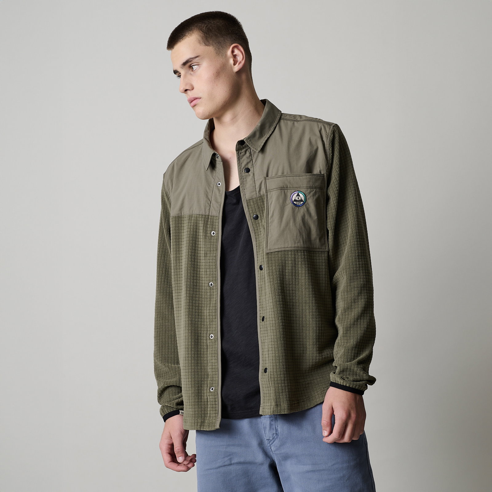 Giacca unisex ION Ionic Fleece in verde oliva con inserto spalla, su modello