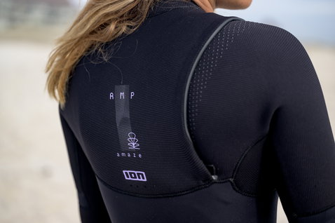 ION Amaze Amp muta 5/4mm zip frontale donna in nero – dettaglio dorsale spiaggia