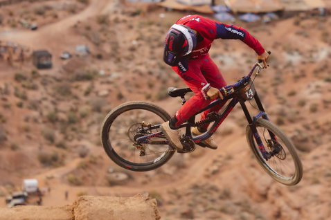 ION Amp gilet protettivo durante il mountain bike su un drop in arenaria al Red Bull Rampage