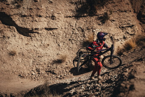 Gilet protettivo ION Amp durante il mountain bike su terreno roccioso