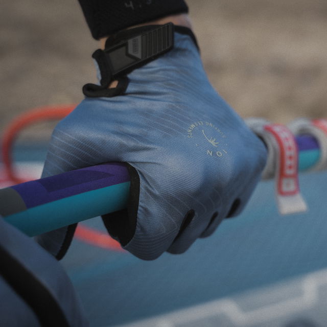 ION_Water_Gloves-Amara-Full-Finger-unisex_Model-Pictures_1