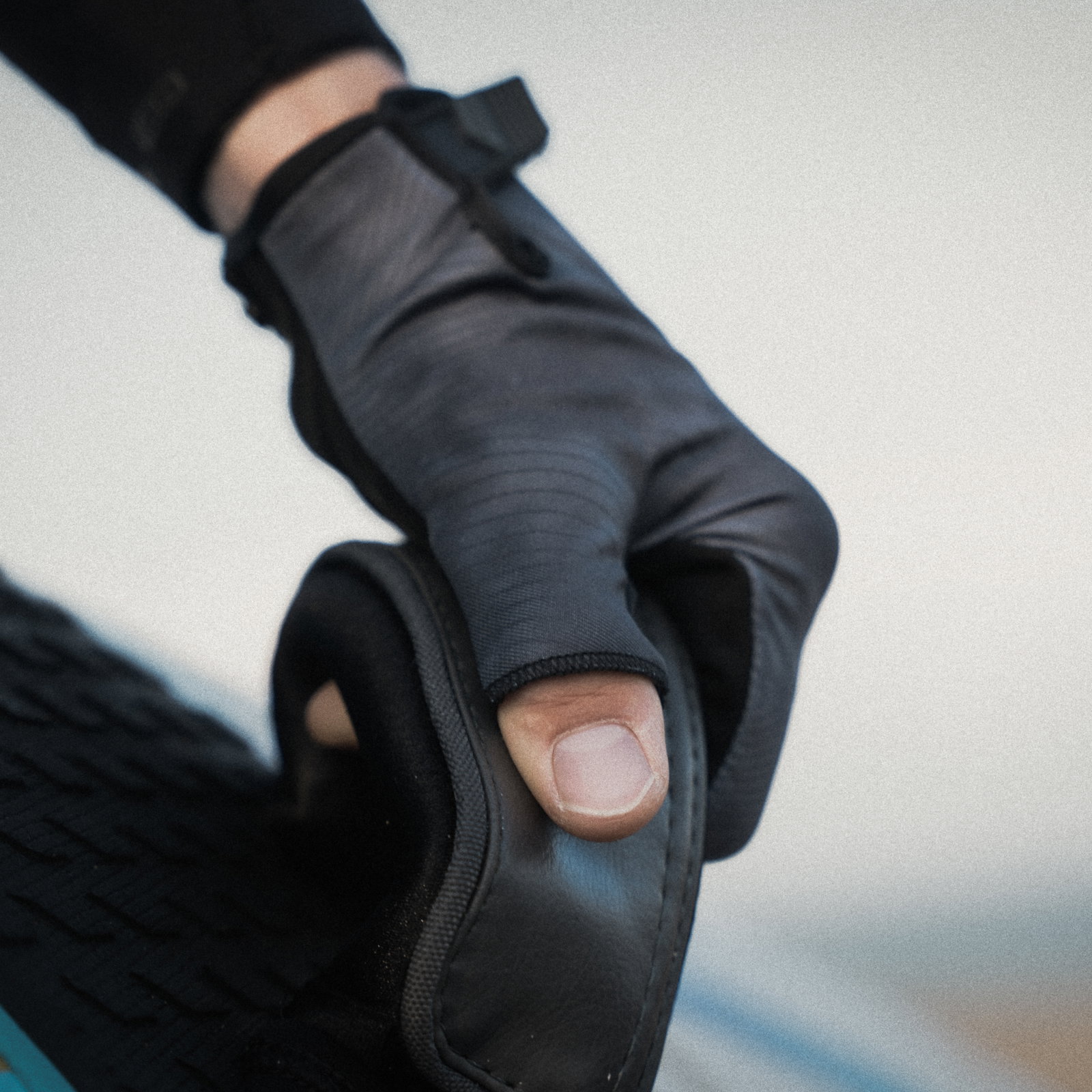 ION Amara Half Finger Handschuhe in schwarz beim Windsurfen am Boom