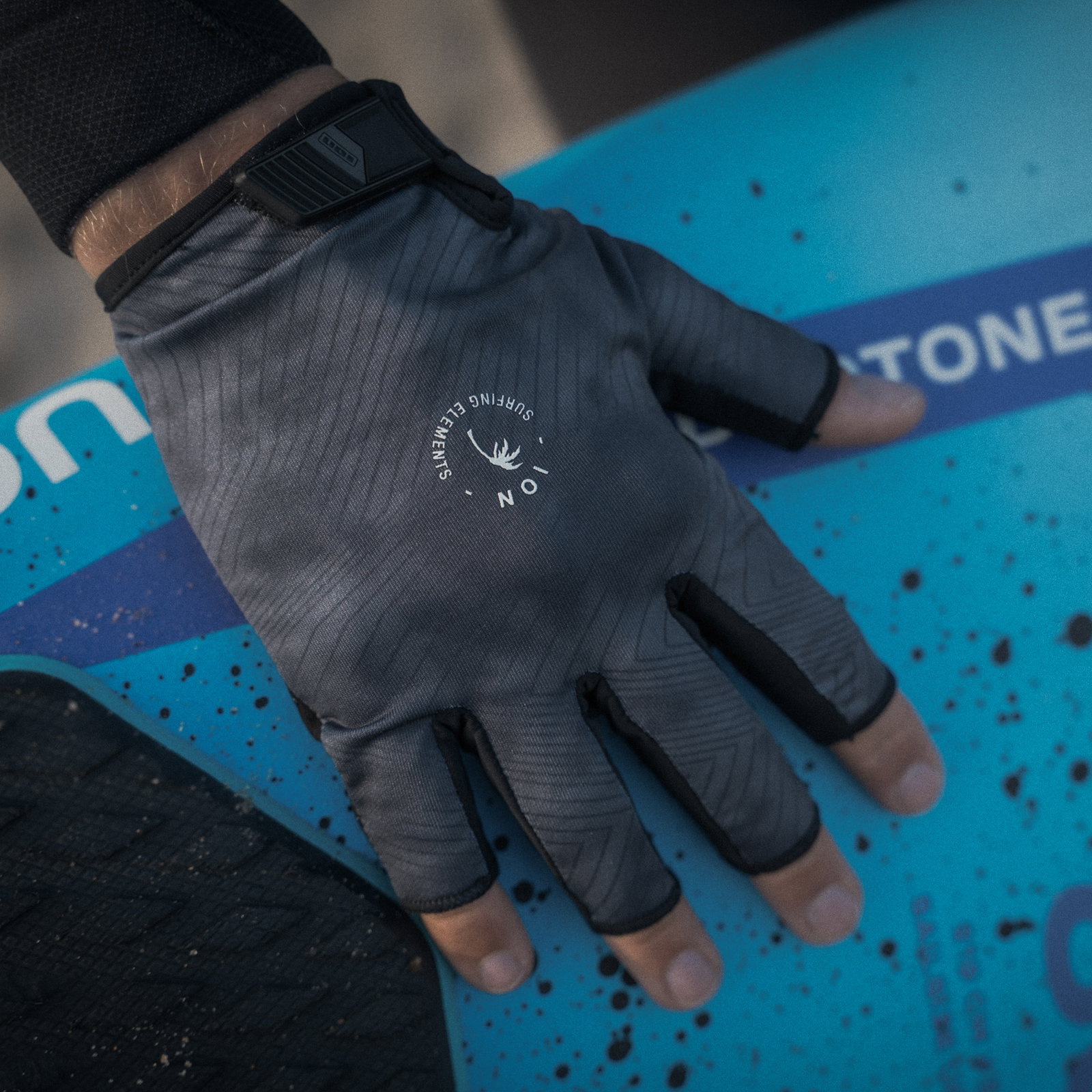 ION Amara Half Finger Handschuhe in grau beim Wing Foiling