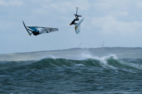 Gants ION Amara demi-doigts lors de windsurf de vagues et wing foiling en mer