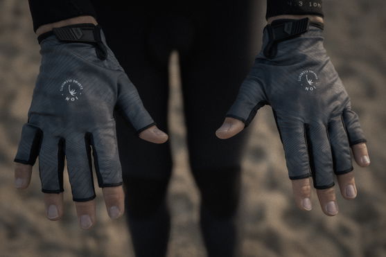 ION_Water_Gloves-Amara-Half-Finger-unisex_Action-Shots_4