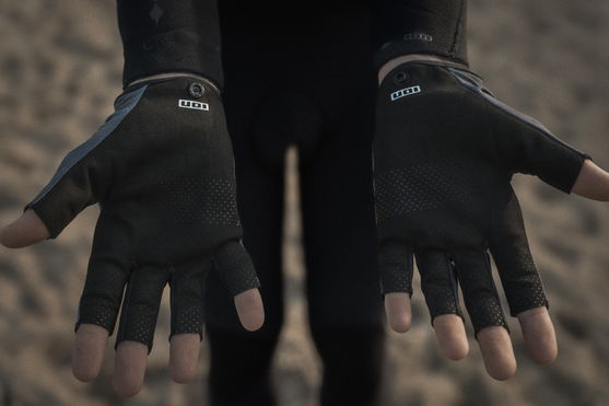 ION_Water_Gloves-Amara-Half-Finger-unisex_Action-Shots_5