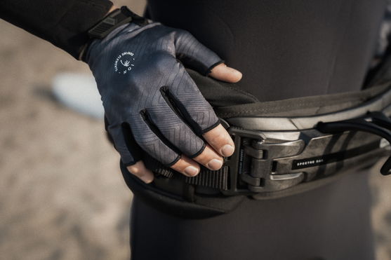 ION_Water_Gloves-Amara-Half-Finger-unisex_Action-Shots_6