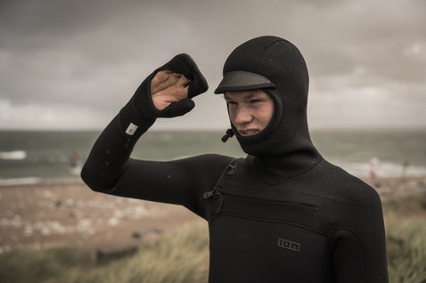 Guanto neoprene ION Open Palm Mitten in nero durante il kitesurf sulla costa