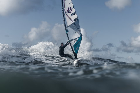 ION Open Palm Mitten 2.5 guanto in neoprene durante il windsurf in mare aperto