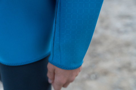 ION Neo Cruise veste néoprène homme en bleu océan – détail de manche avec texture gaufrée