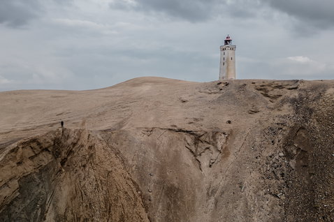 ION TEC Beanie windabweisend beim Kitesurfen an der Küste mit Leuchtturm