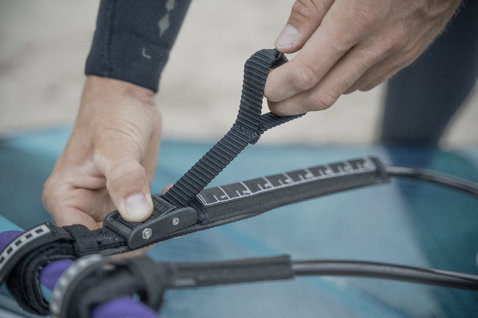 Linea trapezio windsurf ION Vario con meccanismo scorrevole regolabile, dettaglio in spiaggia