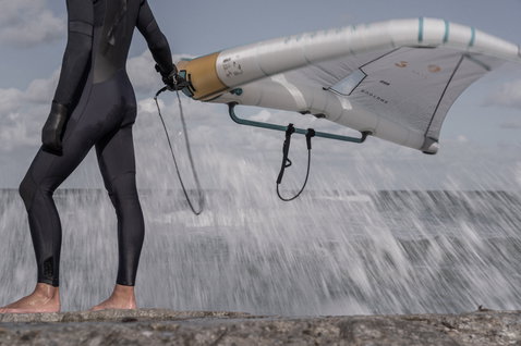 Lenza ION Vario per windsurf durante la navigazione sulla riva con boma Duotone