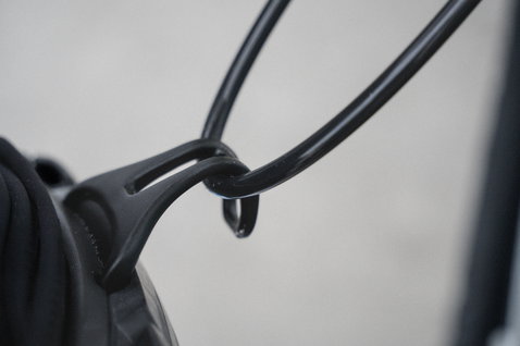 ION Windsurf Harness Line Vario dettaglio del connettore gancio con protezione tubo in nero
